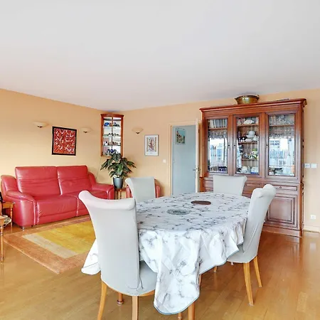 Apt With Balcony Overlooking The Eiffel Tower