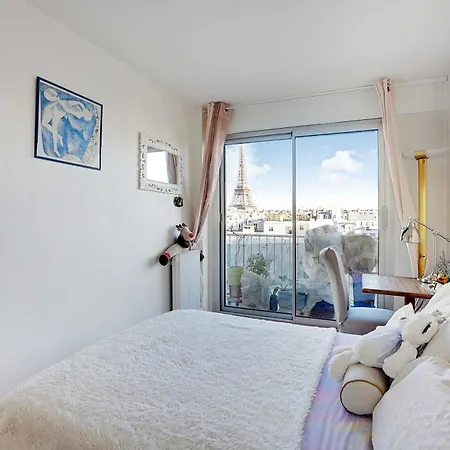 Apt With Balcony Overlooking The Eiffel Tower *