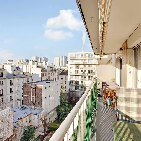 Apt With Balcony Overlooking The Eiffel Tower Apartament