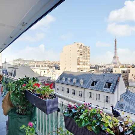 Apt With Balcony Overlooking The Eiffel Tower Apartament