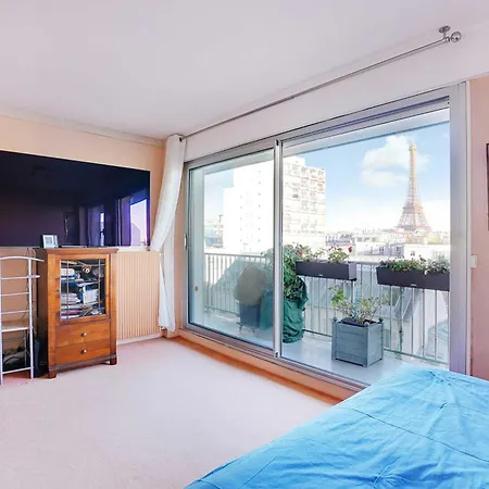 Apt With Balcony Overlooking The Eiffel Tower