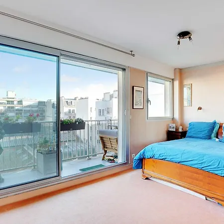 Apt With Balcony Overlooking The Eiffel Tower Apartament